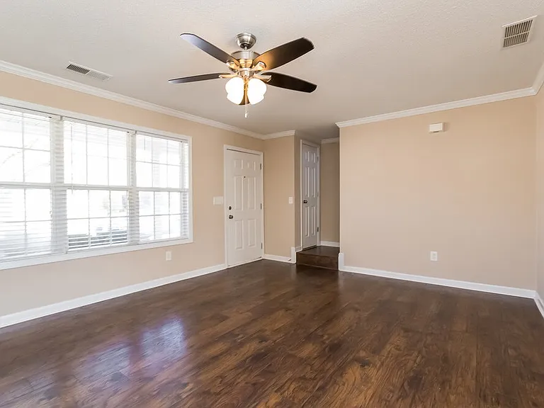 212 Greystone Cir — Photo 4