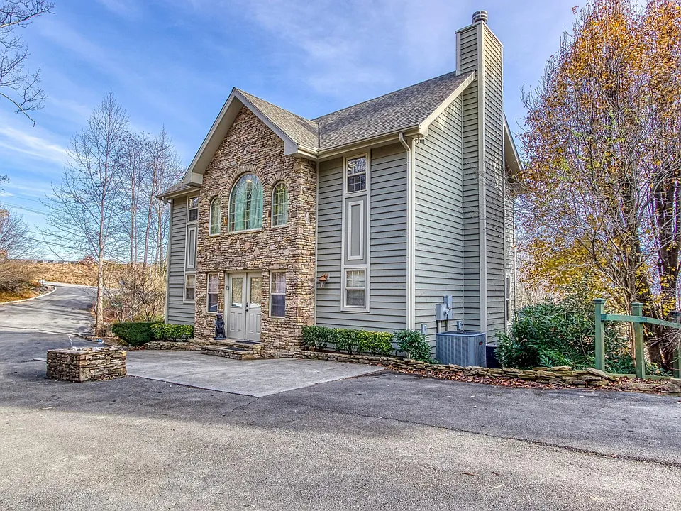 905 Smoky Bears Way