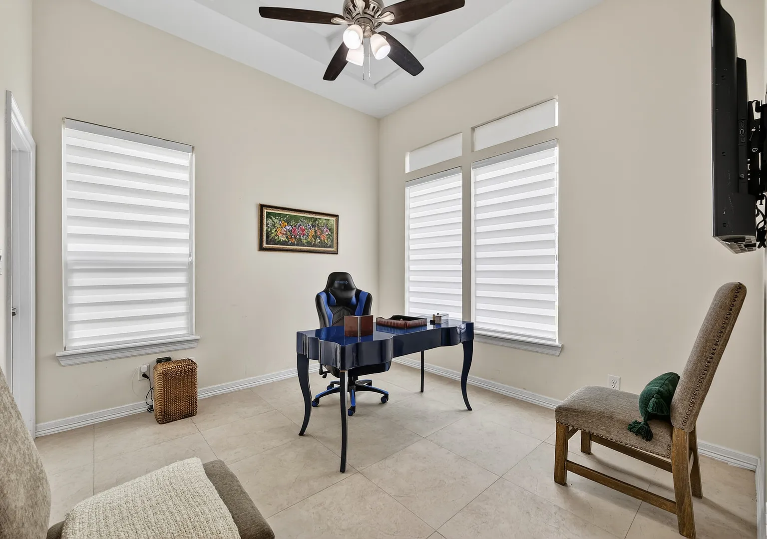 Spacious Kiwi Avenue Home — Photo 2