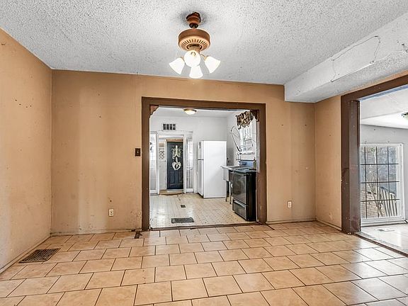 3rd image of 1013 E 4th St