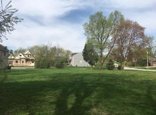 817 Busch Rd, Glen Ellyn, IL 60137