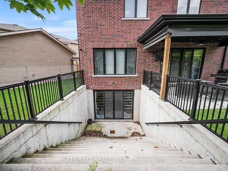 11 Compton Cres — Photo 38