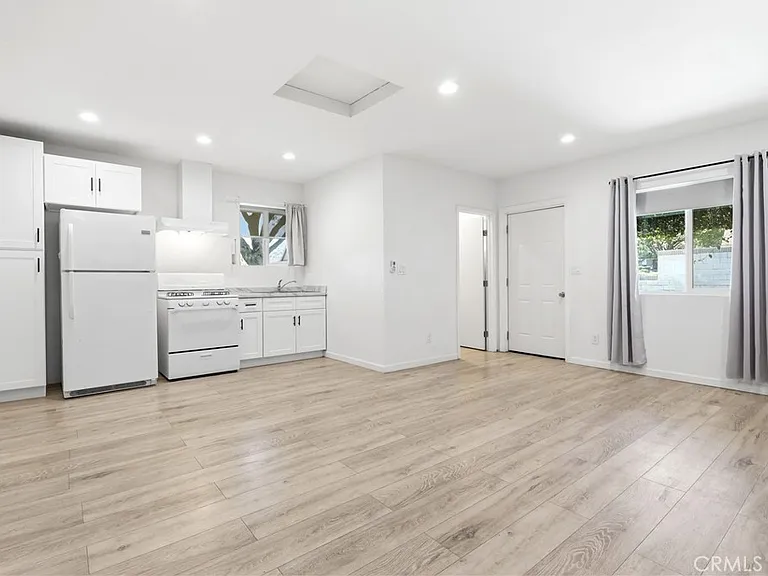 524 E Ghent St — Photo 28