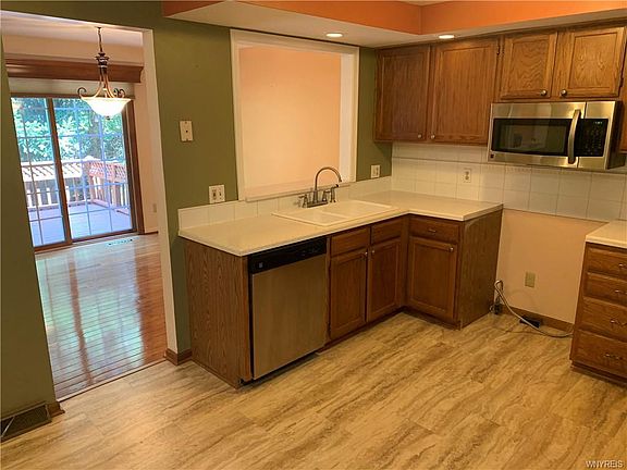 3rd image of 8 N Hill Dr
