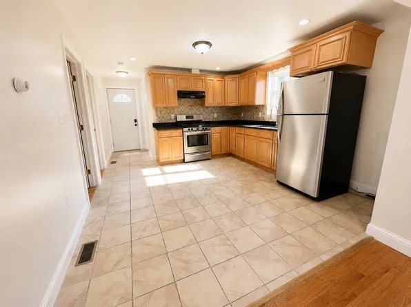 1173 Sea St #1, Quincy, MA 02169