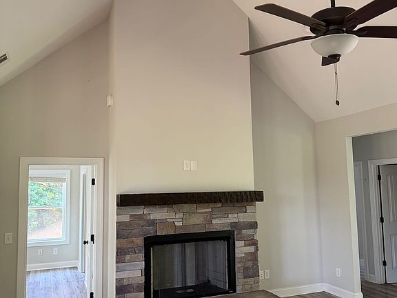 4th image of 206 Elm Dr