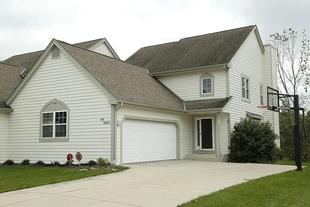 N48W16103 Lone Oak Ln photo 1