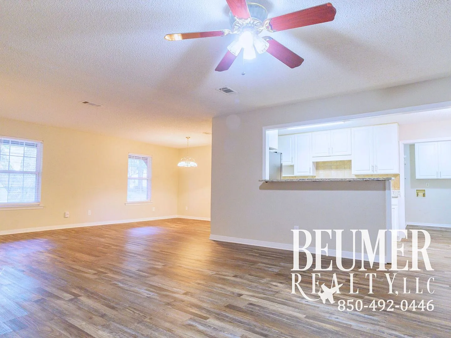 Charming Corner Haven 4BR/3BA Brick Home for Rent — Photo 4
