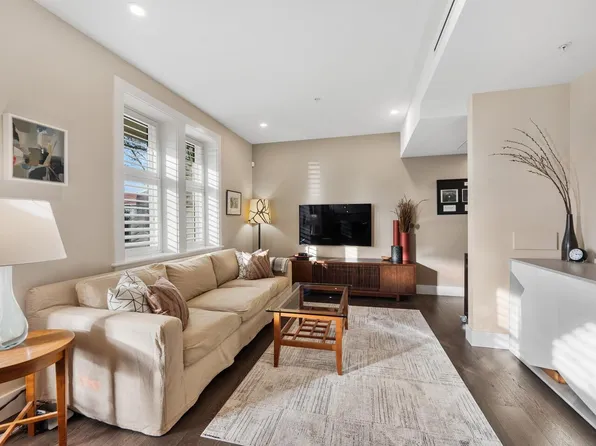 2898 Yukon St, Vancouver, BC V5Y 4A4