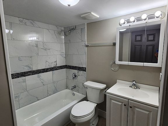 5th image of 3353 W Warren Blvd #17902726