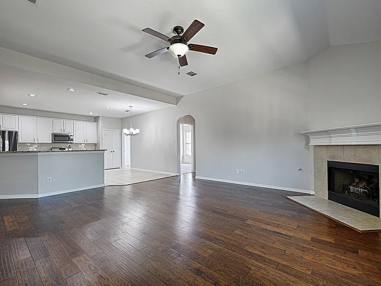 1404 Carriage Ln — Photo 16