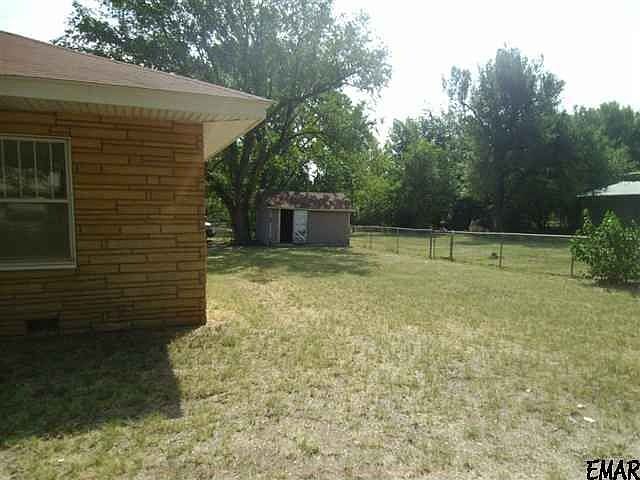 2nd image of 305 E Hackberry Ave
