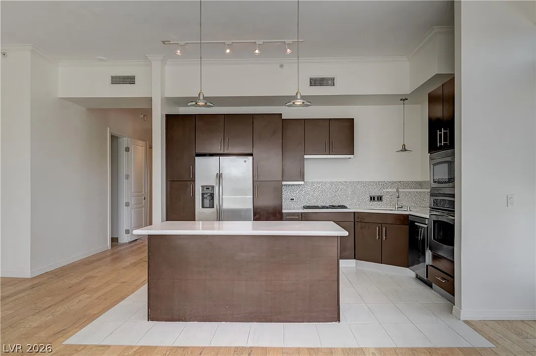 2 bed, 2.0 bath, 2196 sqft, $4,400 — Photo 4