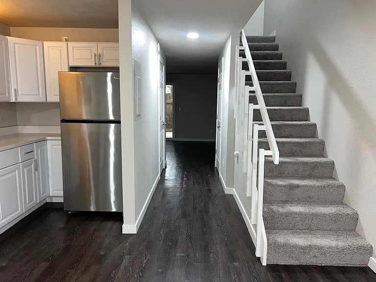 425 4th St NE — Photo 2