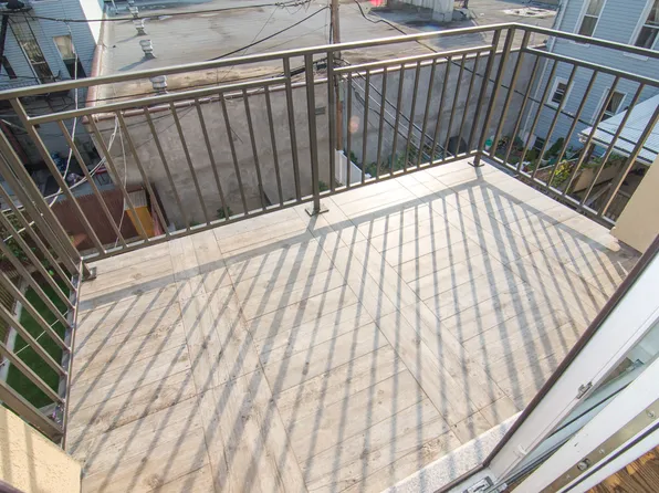 689 Leonard Street image 15 of 24