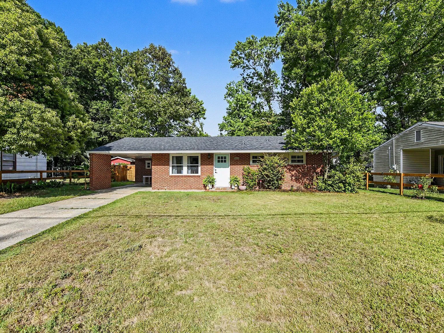 3 bed, 1.0 bath, 925 sqft, $2,100 — Photo 2