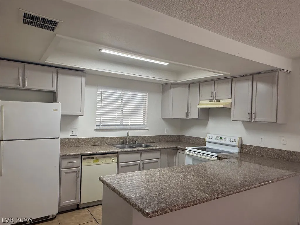 2 bed, 2.0 bath, 922 sqft, $1,200 — Photo 2