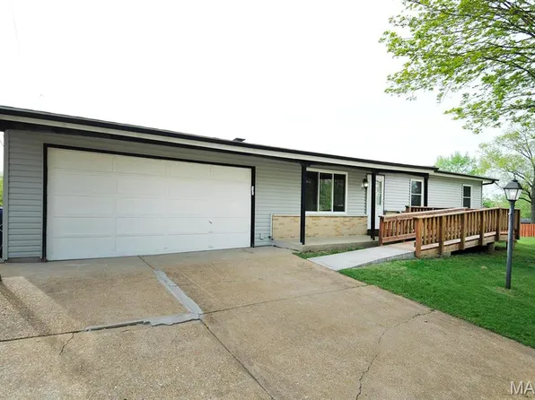 2819 Redstone Dr, Saint Louis, MO 63125