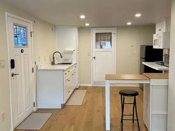 712 19th St #C, Pacific Grove, CA 93950