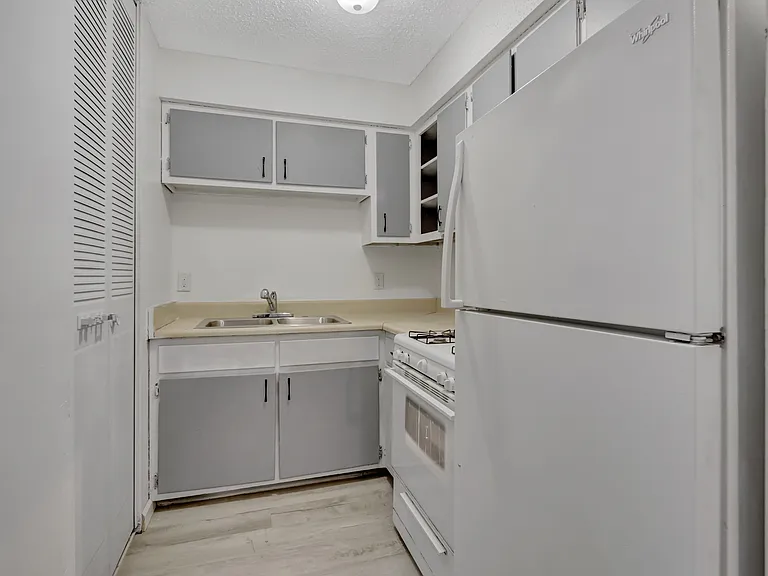 Greenbriar Apartments — Photo 45