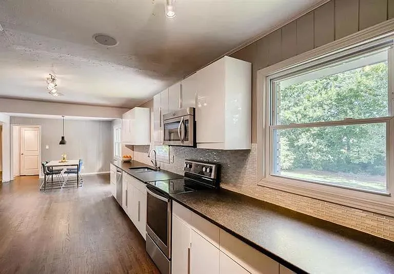 1792 Sandy Plains Rd — Photo 12