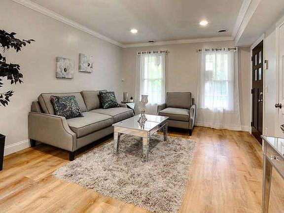 5th image of 295 Parkdale Ave