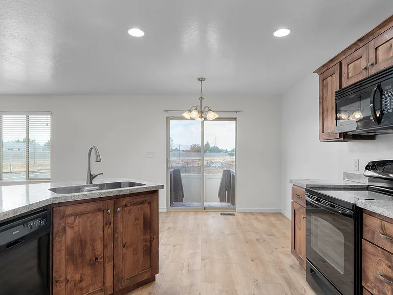 246 S 1800 E — Photo 3