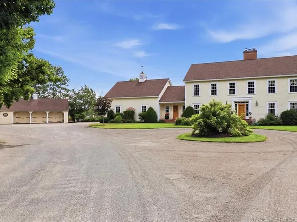 916 Riverside Dr, Fredericton, NB E3A 8E6