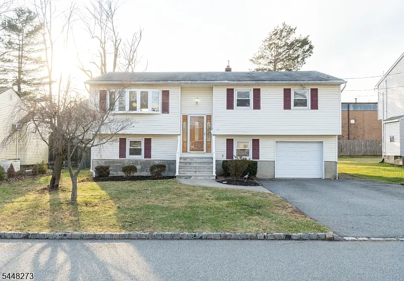 4 bed, 2.0 bath, $4,000 — Photo 1
