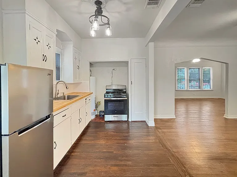 1346 Fulton Ave — Photo 10