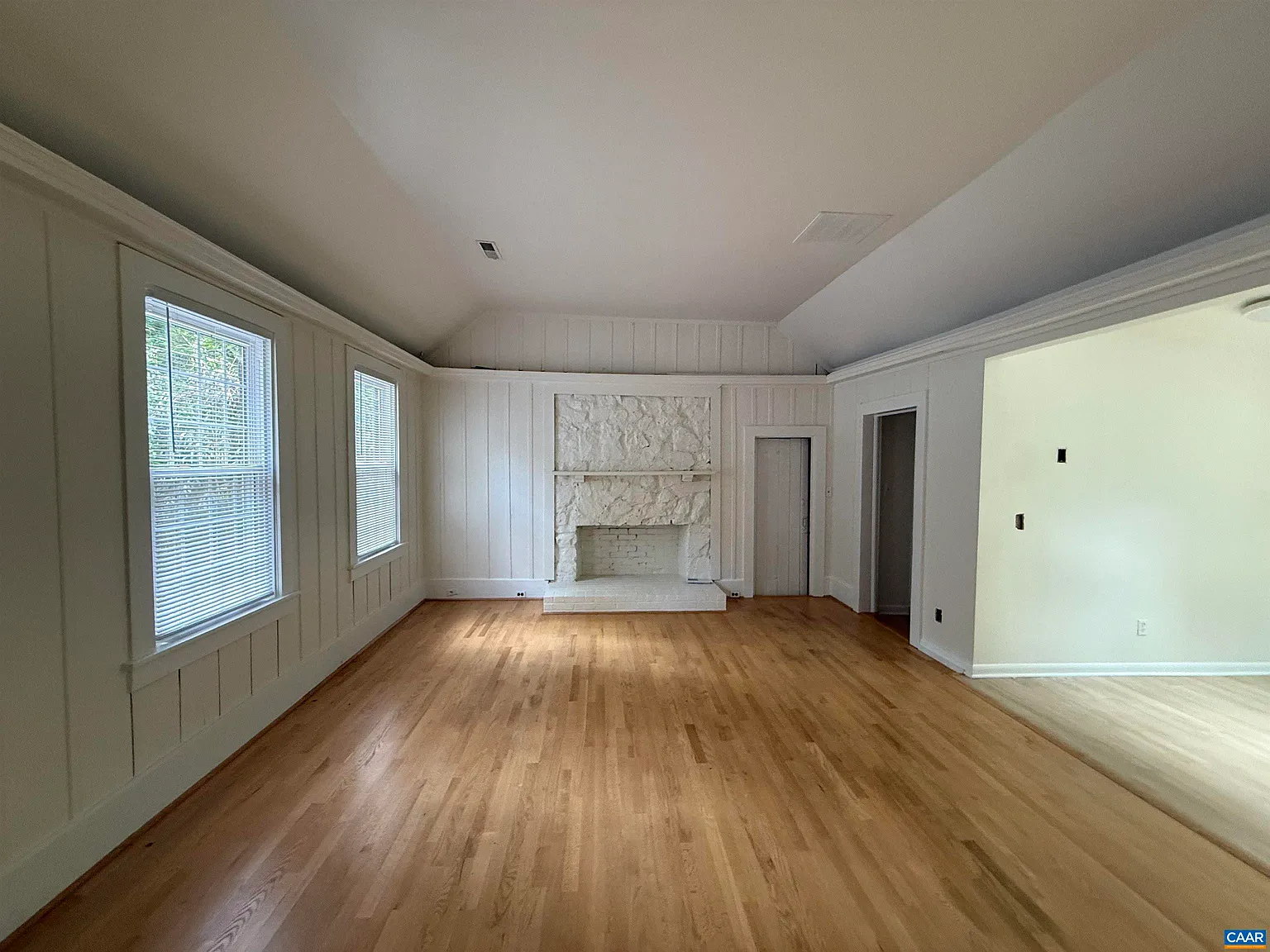 3 bed, 2.0 bath, 1386 sqft, $4,000 — Photo 3