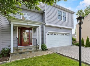 8 Mathew Ct, Norwalk, CT 06851