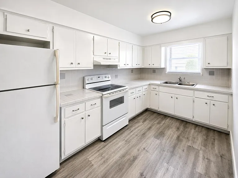 2837 NE 30th St #6 — Photo 3