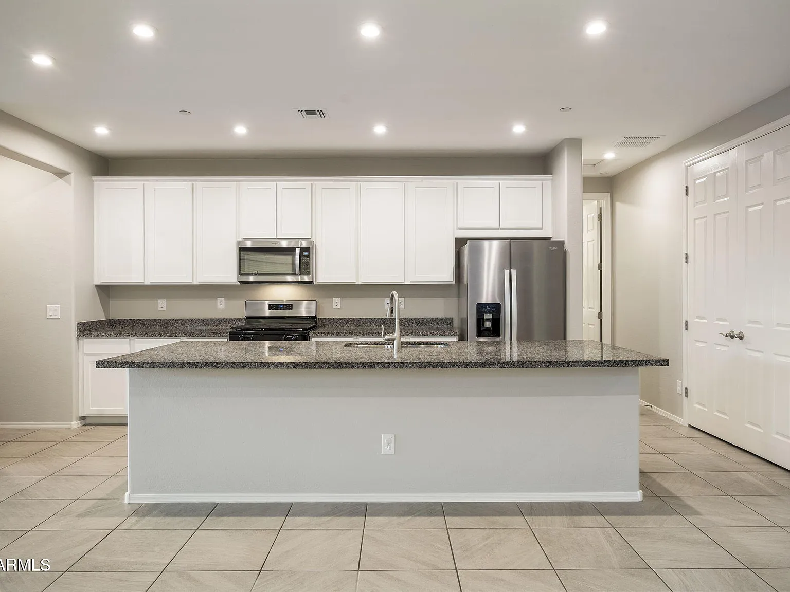 4 bed, 2.5 bath, 1940 sqft, $2,400 — Photo 4