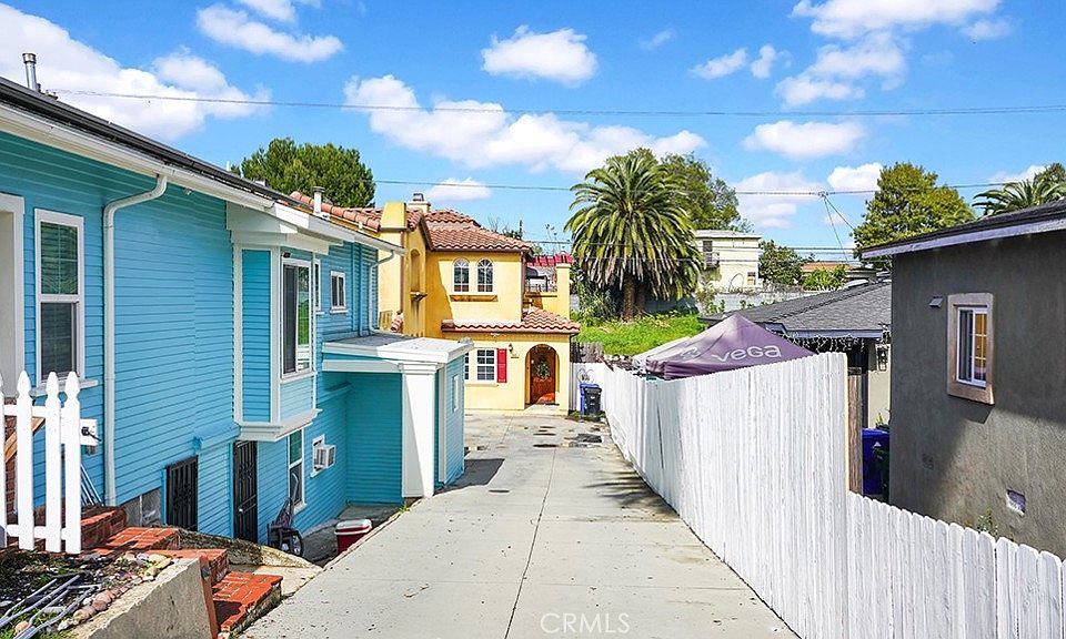 1st image of 944 W Sepulveda St