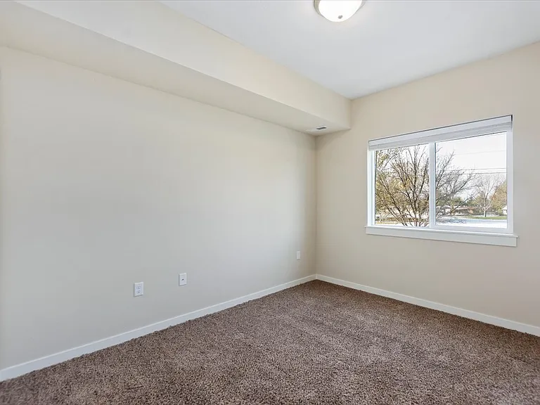 Owyhee Park Apartments — Photo 25