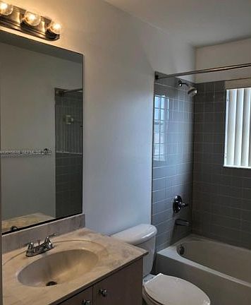 5th image of 693 Live Oak Ln