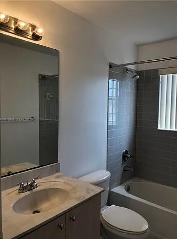 693 Live Oak Ln — Photo 5