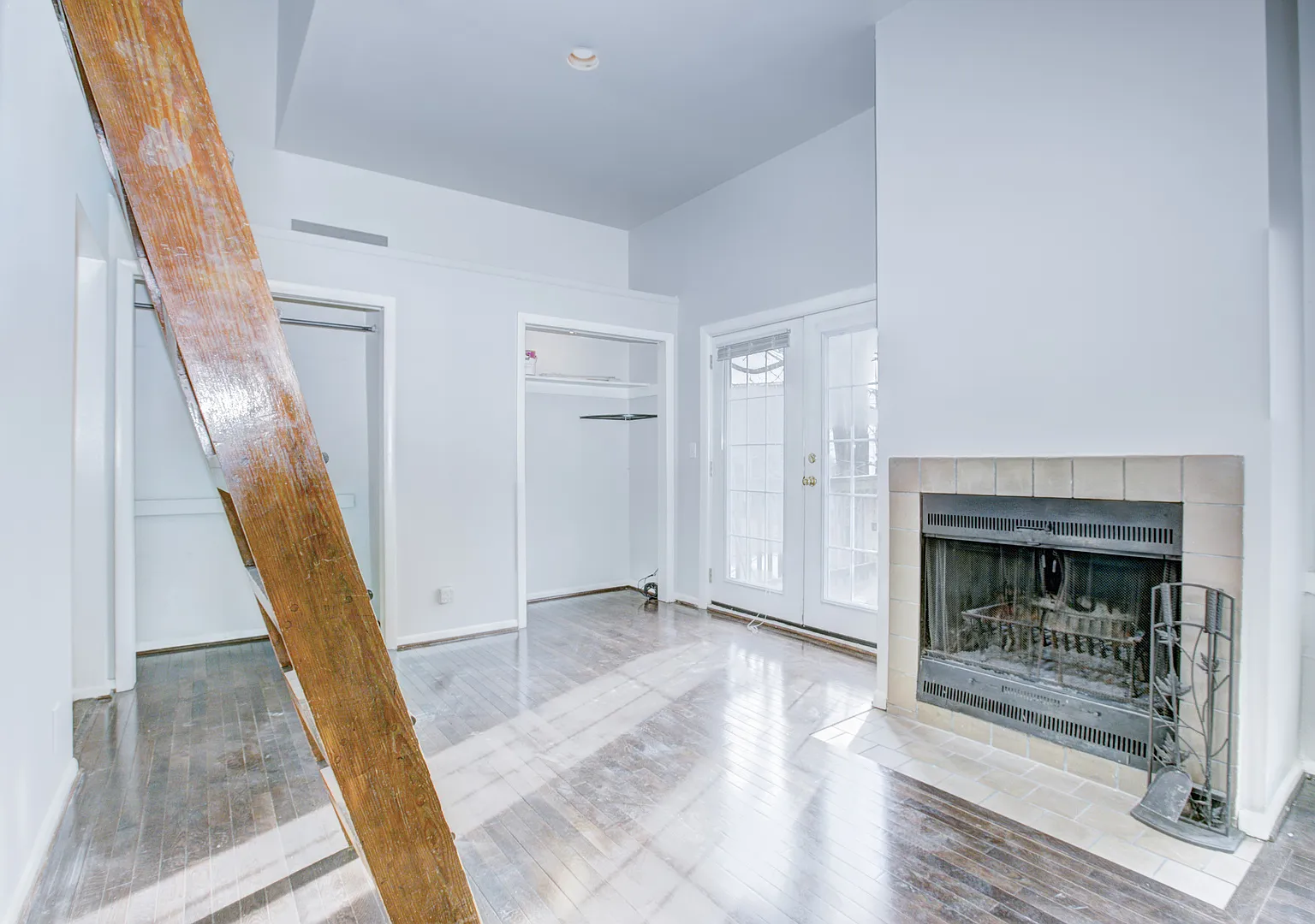 Lovely Lofted H Street Condo + Parking! — Photo 1