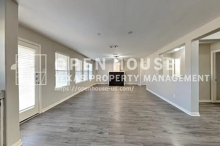 4 bed, 2.5 bath, 2632 sqft, $2,440 — Photo 4