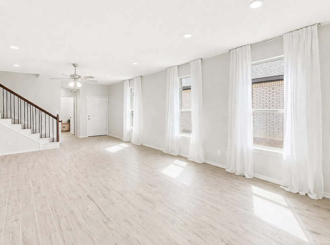 4 bed, 2327 sqft, $2,600 — Photo 3