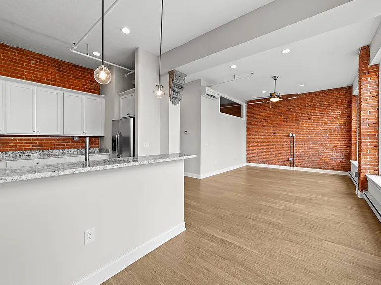 1224 Huron Rd E #3 — Photo 2