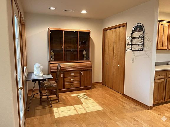 4th image of 2785 Oliver Ave