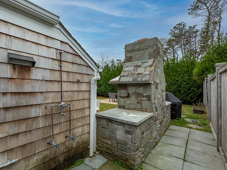 Gardiner Dr — Photo 17