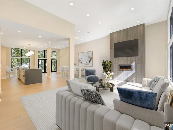 314 Meadowbrook Rd, Wyckoff, NJ 07481