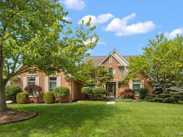 6591 Tree Knoll Dr, Troy, MI 48098