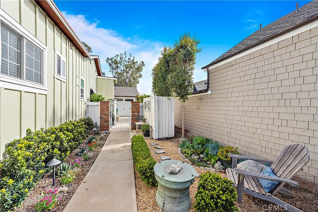 Studio, 600 sqft, $3,750 — Photo 4