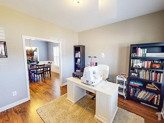 5th image of 107 Clearwater Ct