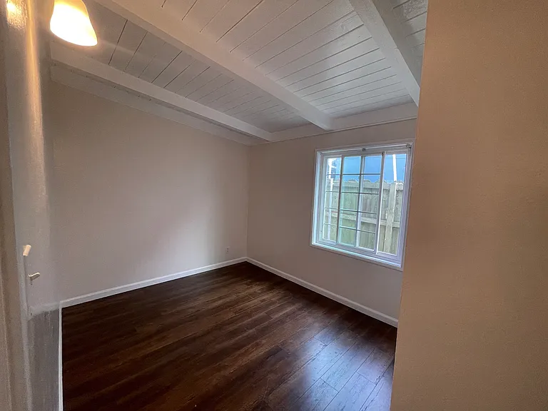 2640 Illinois St — Photo 10
