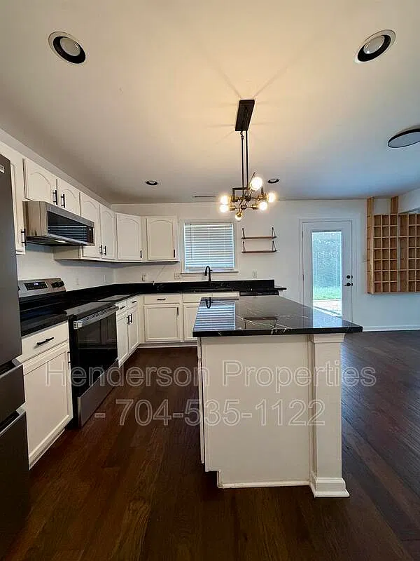 3 bed, 2.5 bath, 2300 sqft, $1,950 — Photo 3
